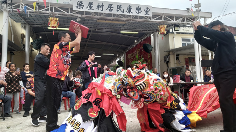 橫臺(tái)山梁屋村復(fù)辦春節(jié)盆菜宴