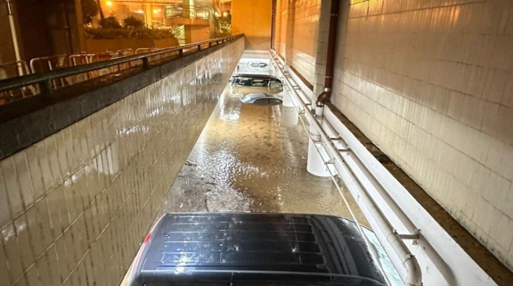 黑雨襲港｜柴灣環(huán)翠商場停車場多架車輛完全「沒頂」