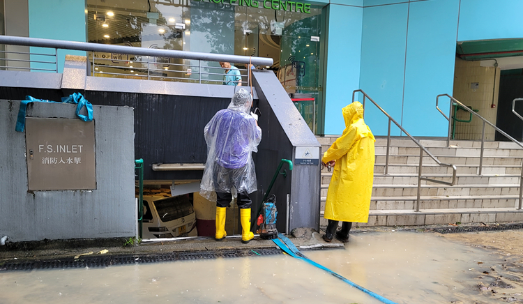 黑雨襲港｜柴灣路陷滿布泥濘   水淹停車場工人抽水搶修