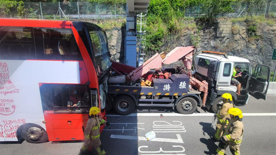 突發(fā)！屯門(mén)公路九巴撼吊臂車(chē)尾 約30名乘客受傷