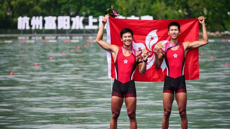 有片 | 香港賽艇奪港隊(duì)亞運(yùn)首金 隊(duì)員灑下男兒淚：一切都是值得的