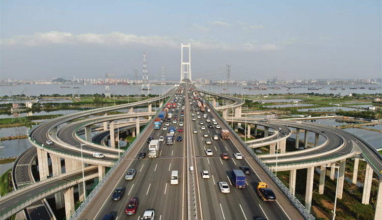 近1000萬車次 「雙節(jié)」前日廣東高速車流再創(chuàng)新高