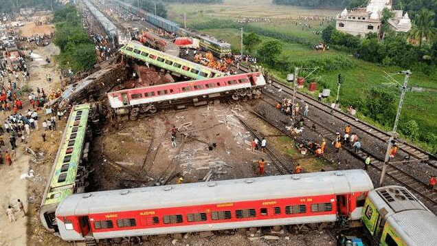 追蹤報(bào)道 | 印度安得拉邦列車脫軌事故已致14人死亡