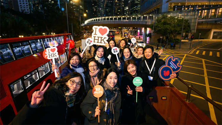 亞洲金融論壇嘉賓夜遊香港 大讚本港天際線獨特美麗