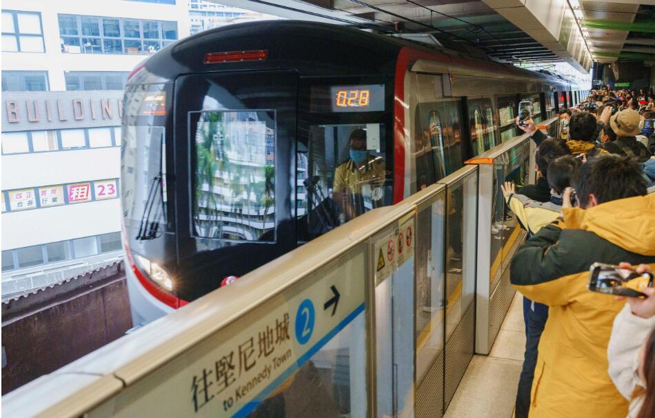 港鐵市區(qū)線新列車投入服務(wù) 逾百鐵路迷乘搭嚐新