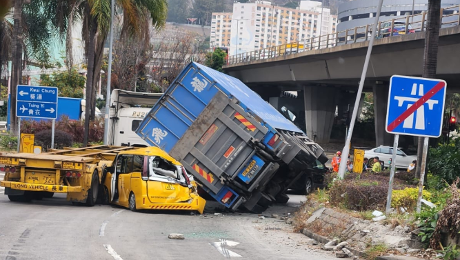 荃灣路近興芳路7車相撞釀3傷 相關(guān)道路已封閉