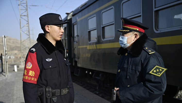 鐵路等部門(mén)積極保障旅客新春假期順暢出行