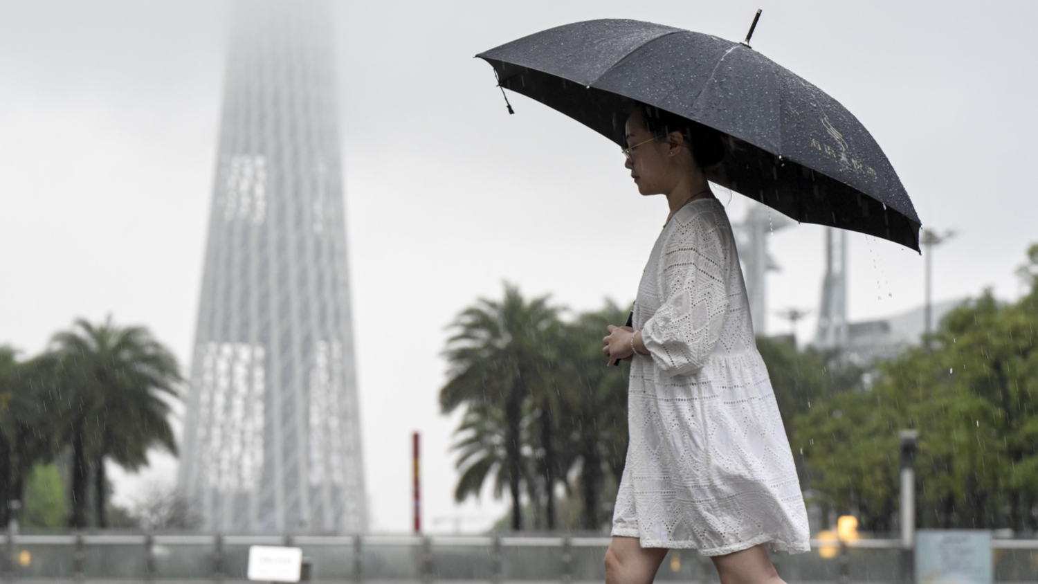 廣東省預(yù)警中心提醒：周末部分地區(qū)將有暴雨 盡量居家不外出