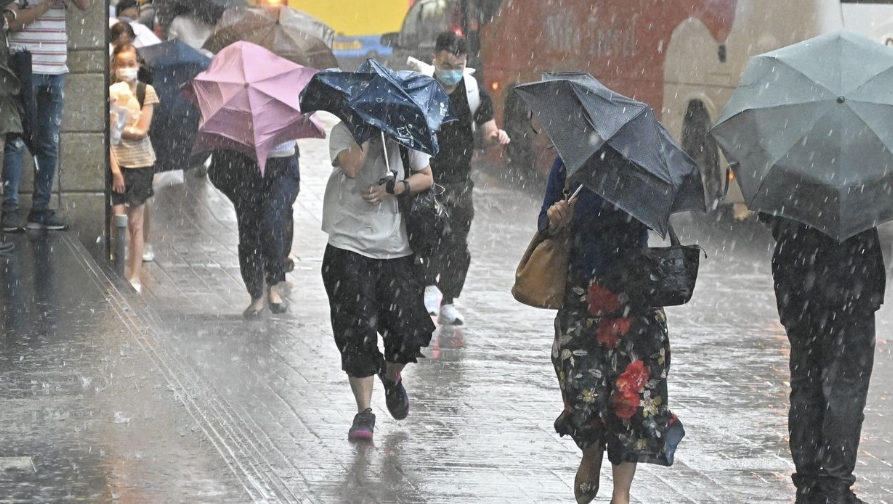 天文臺(tái)料猛烈陣風(fēng)吹襲香港 西貢區(qū)雨勢(shì)特別大或現(xiàn)嚴(yán)重水浸