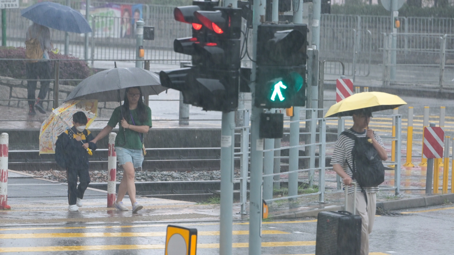 天文臺(tái)：本港下午及晚上有驟雨及狂風(fēng)雷暴