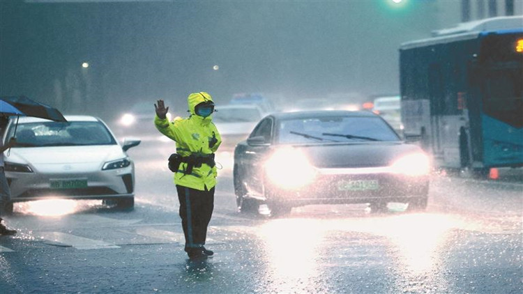 沒(méi)帶傘怎麼辦？有「小紅傘」 深圳地鐵雨傘外借服務(wù)太貼心了