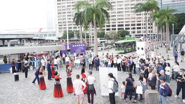 有片 | 「廣西三月三」走進(jìn)香港景區(qū) 市民零距離感受桂風(fēng)壯韻