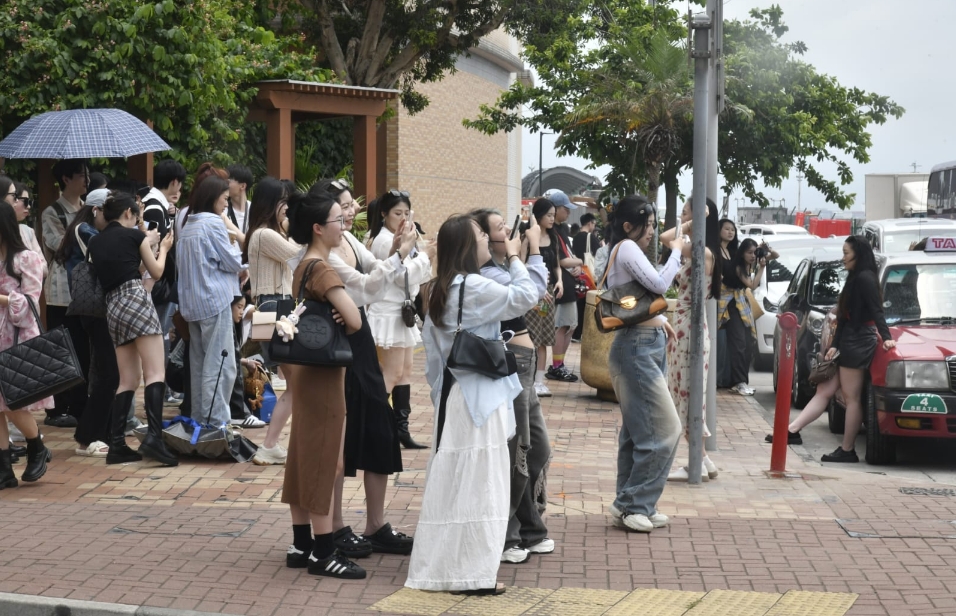 圖集丨五一黃金周持續(xù)熱爆 旅客愛到港島打卡留念