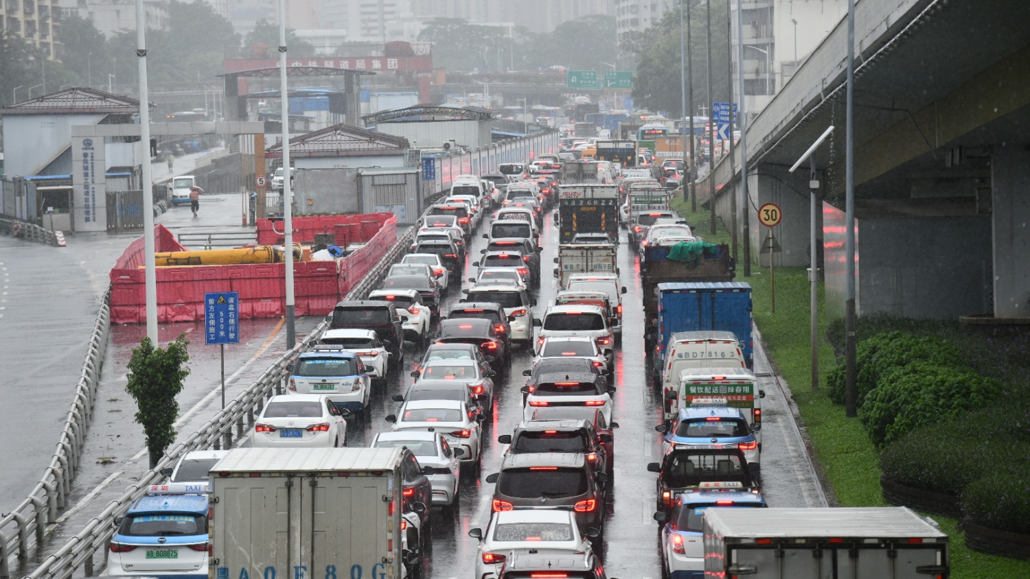 暴雨持續(xù) 珠海市三防指揮部提醒市民非必要不出門