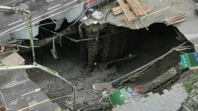 成都在建地鐵13號(hào)線錦里西路附近路面坍塌，無(wú)人員傷亡報(bào)告