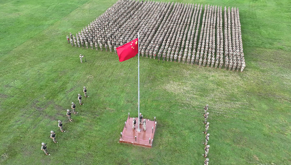 慶回歸丨解放軍駐港部隊(duì)舉行升國(guó)旗儀式