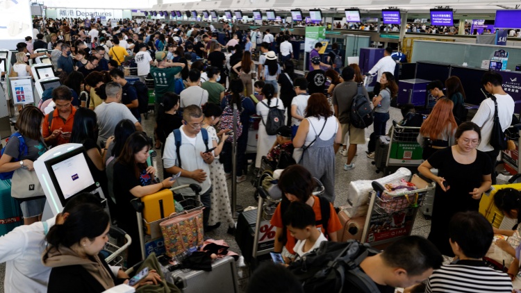 微軟大死機(jī)導(dǎo)致混亂航空公司改人手check-in  本港機(jī)場(chǎng)運(yùn)作大受影響