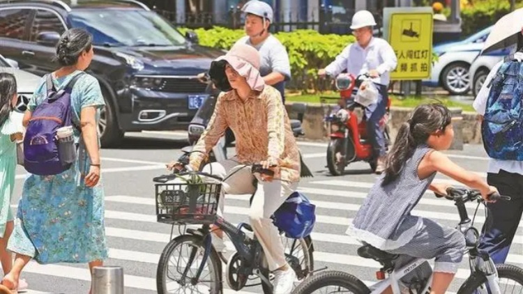 高溫黃色預(yù)警信號生效，明後天最高37℃ 「格美」不作美 大暑變酷暑