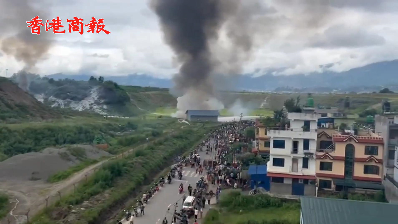 有片丨突發(fā)！尼泊爾媒體：一架載有19人的飛機(jī)在加德滿都特里布萬(wàn)機(jī)場(chǎng)墜毀