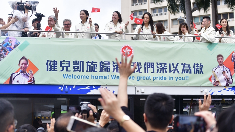 有片｜巴黎奧運香港代表團巴士巡遊  現(xiàn)場歡呼聲不斷