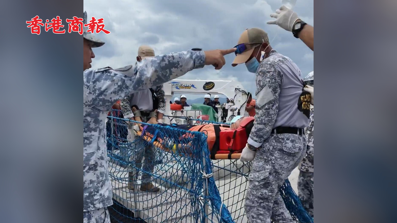 有片丨撤離中國仙賓礁潟湖的菲海警船靠岸 菲媒：4人被擔(dān)架抬下船