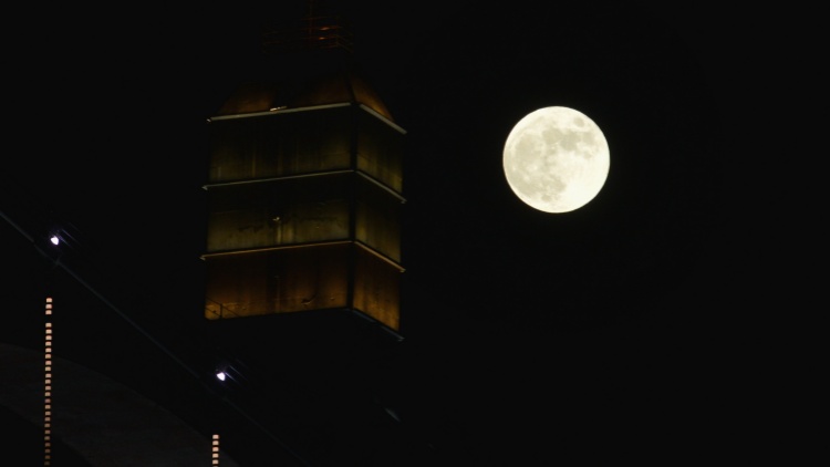 今夜深圳月升時(shí)刻為17時(shí)58分 可見土星合月相伴