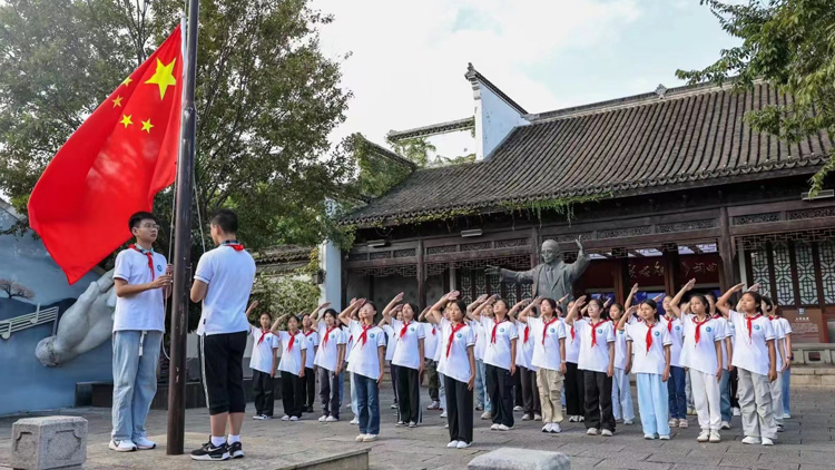 唐英年率領(lǐng)香港和無錫學(xué)生兩地隔空對唱《歌唱祖國》 慶祝國慶75周年