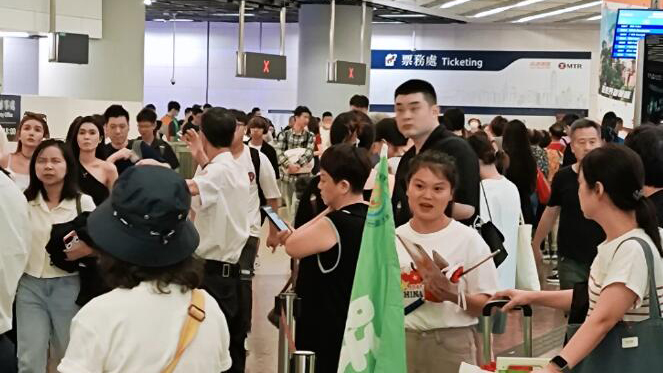 有片 | 國慶黃金周首日 內(nèi)地遊客湧港 過夜看煙花