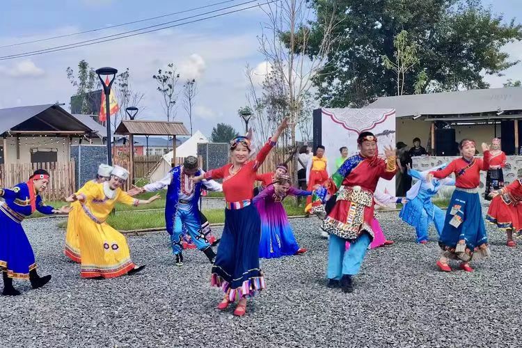 哈市香坊區(qū)向陽鎮(zhèn)東興滿族村獲「同心圓夢(mèng)民族旅拍基地」稱號(hào)