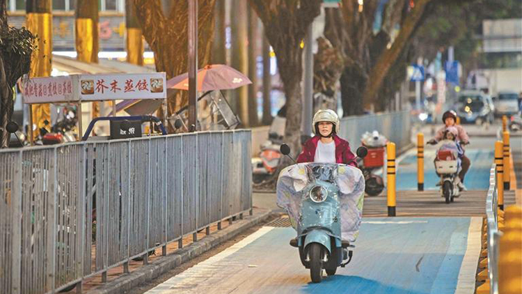 深圳寶安區(qū)首批獨(dú)立路權(quán)非機(jī)動車示範(fàn)道路完工 非機(jī)動車行人各行其道