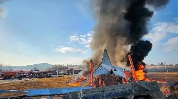 追蹤報(bào)道 | 韓國墜機(jī)事故已確認(rèn)151人死亡 將封鎖事發(fā)機(jī)場(chǎng)跑道