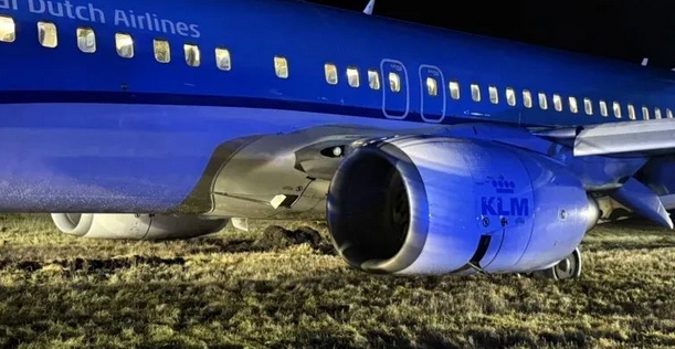 荷蘭皇家航空一架客機(jī)因故障改道降落時(shí)衝出跑道