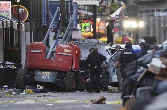 美國汽車衝撞人群事件已致15人死亡 嫌疑人恐非「獨狼」 