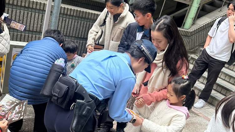 警方中環(huán)蘇豪區(qū)向市民及遊客派傳單  進行防騙防罪宣傳