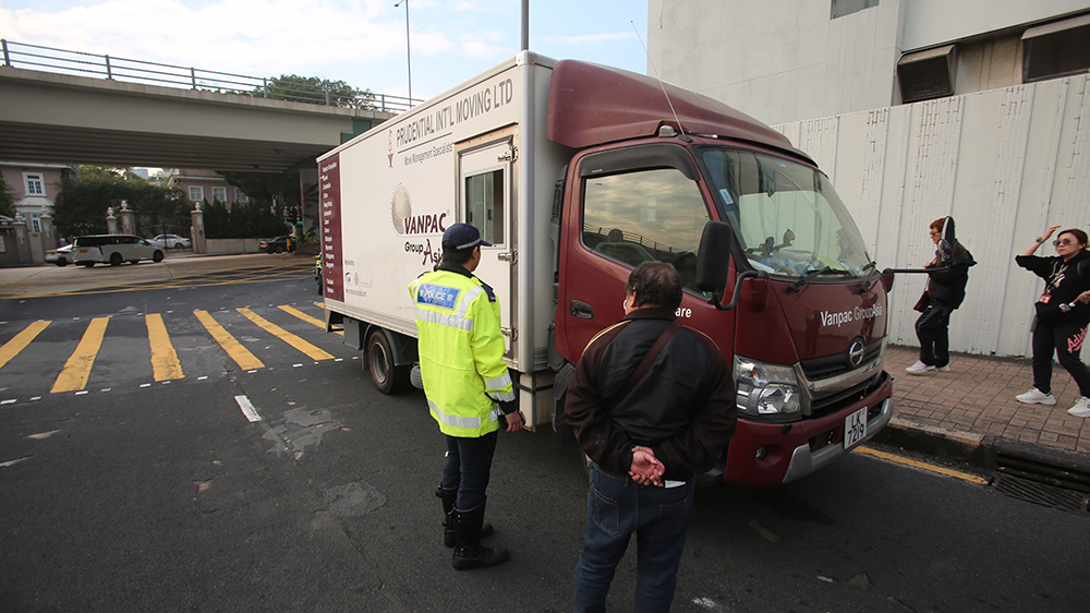 九龍?zhí)霖涇囓囬T突然打開 跟車工人跌出車外受傷