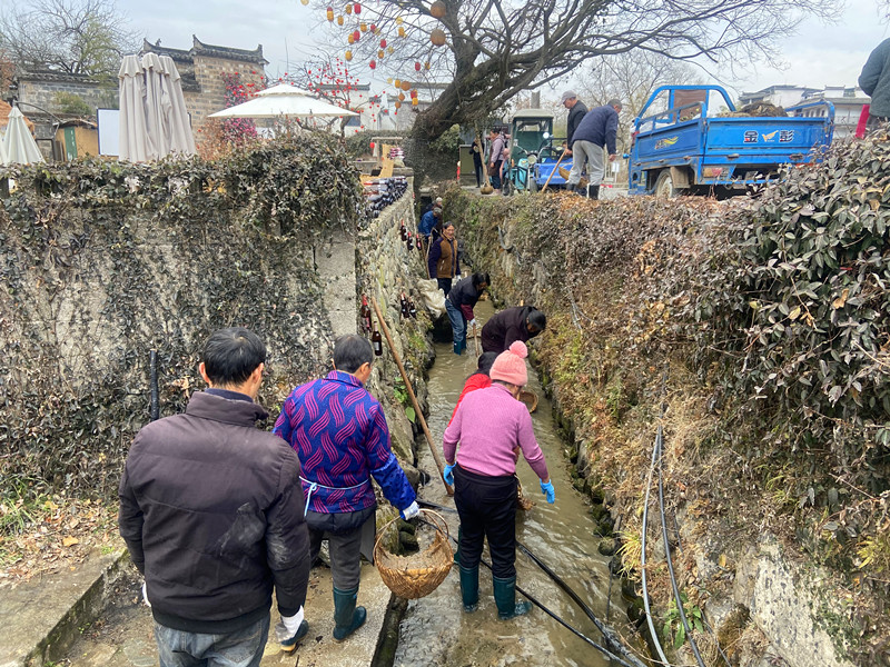 水圳清淤業(yè)已持續(xù)27年 皖黟縣「牛腸」清淤提亮「畫色」