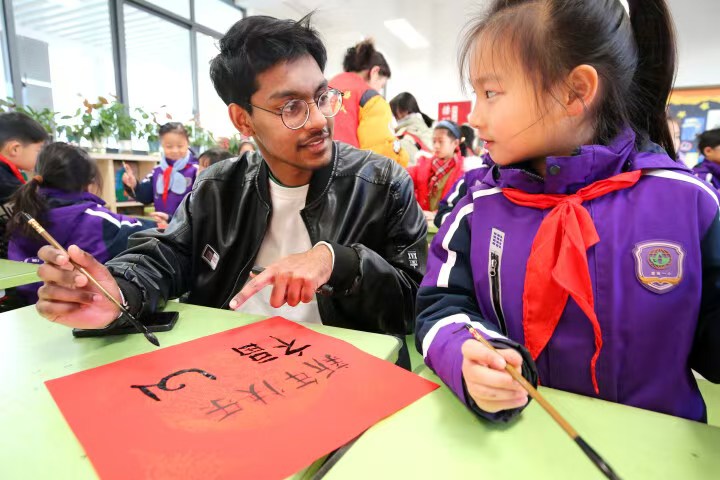 江蘇南通紫瑯一小開展中外學子迎新春活動