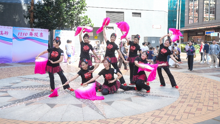 和美家庭心連心藝術(shù)團(tuán)表演了「敦煌鈴鼓舞」、「旗袍舞」等富中華文化元素的節(jié)目3_DSC_4836_副本.jpg