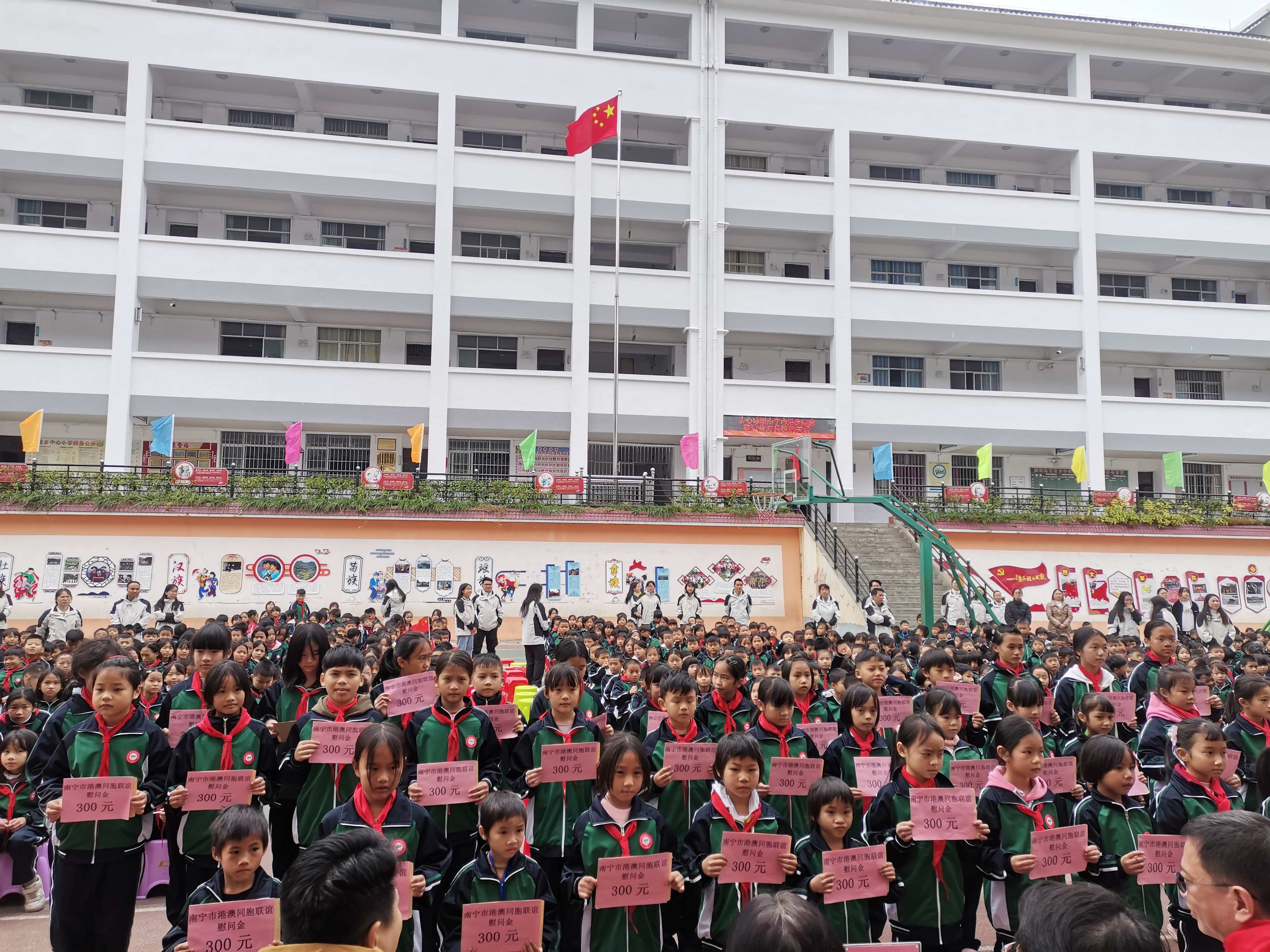 圖三：受資助的學(xué)生合影   （主辦方供圖）.jpg