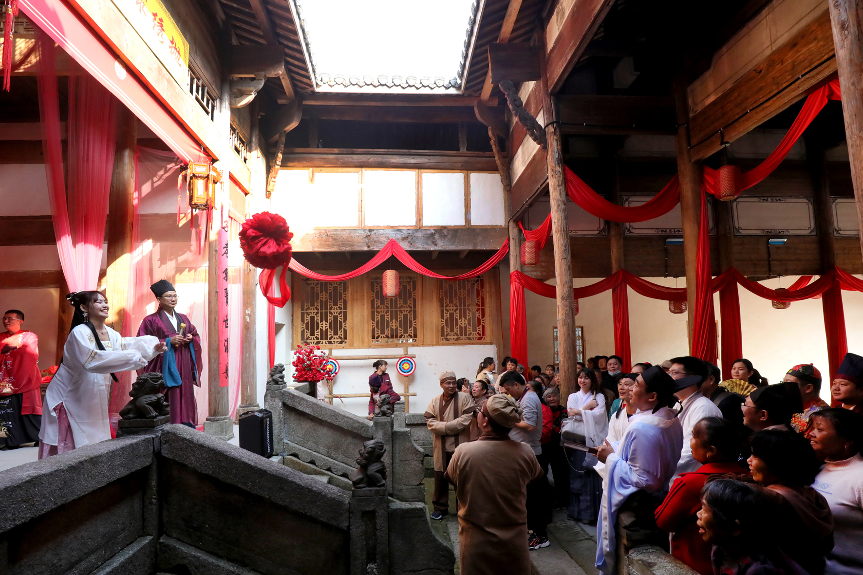 圖3：天寶古村祠堂開展“拋繡球，選才郎”民俗活動(dòng).jpg