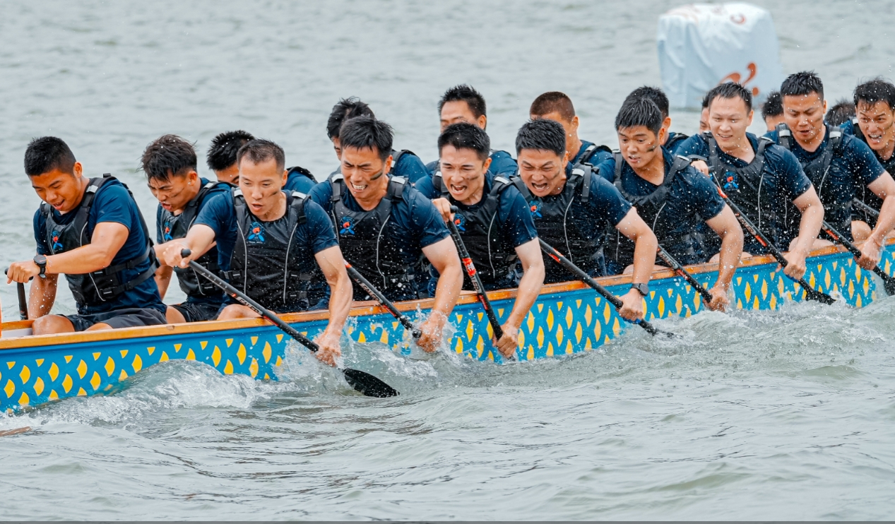 圖2：來自園區(qū)公安分局巡特警大隊(duì)的「利劍龍舟隊(duì)」以1分09秒805的成績奪得22人龍舟公開組冠軍.png