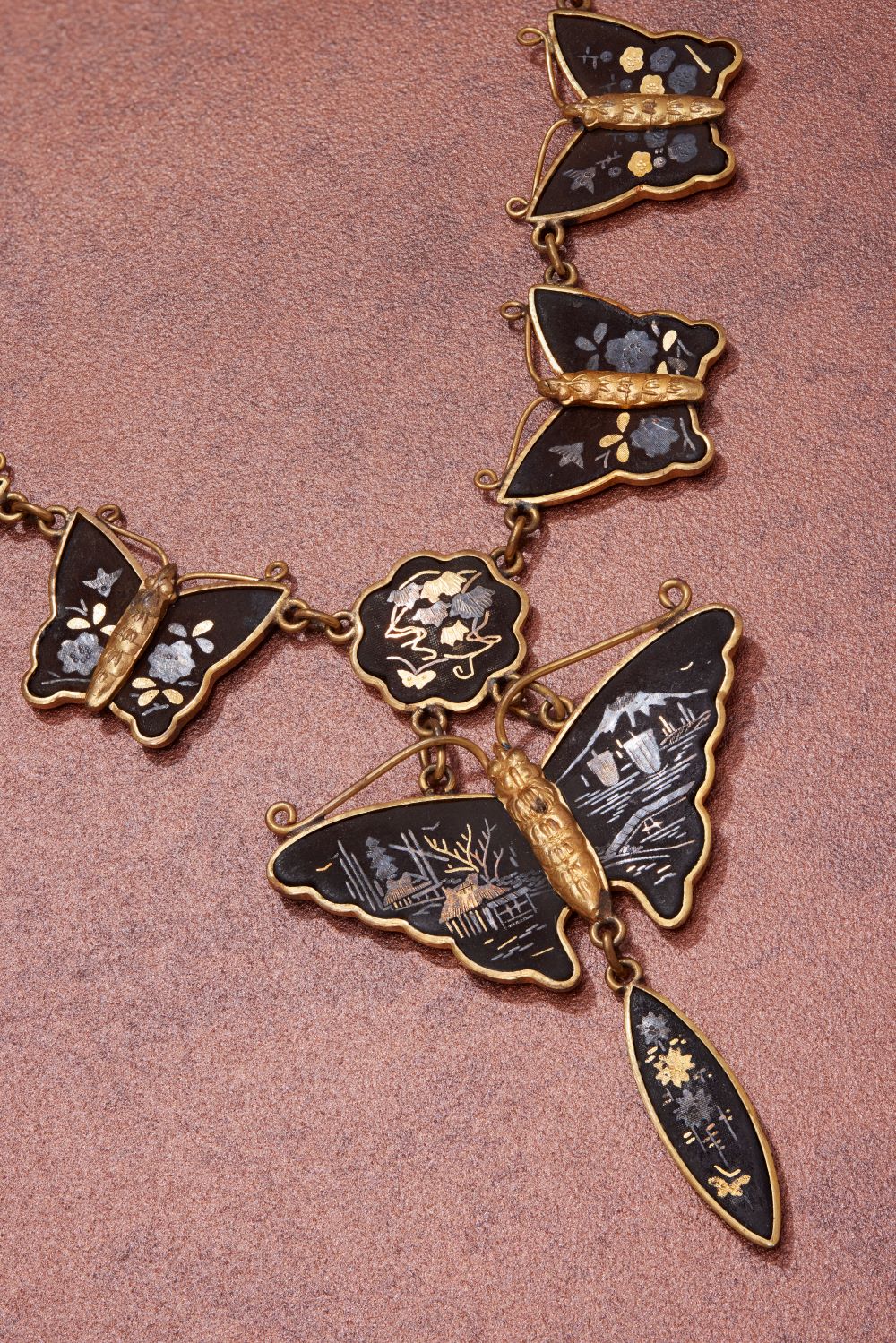 14 - Necklace with butterflies, Japan, late 1800s, gold and silver-gilt shakudo. Private Collection. Photo - L'ECOLE, School of Jewelry Arts - B. Chelly (.jpg