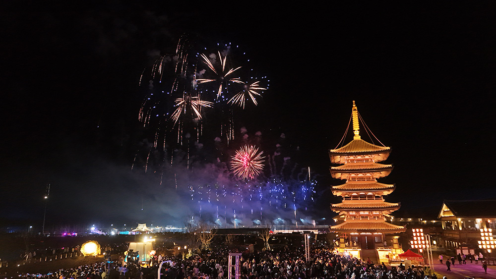 圖3：跨年煙花在啟東江海瀾灣旅遊度假區(qū)啟唐城九州廣場上空綻放。（趙振華攝）。.jpg